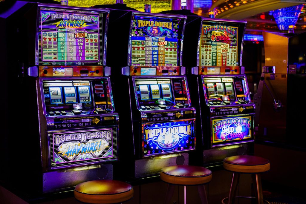 PLAY SLOT MACHINES WITH FREE SPINS
