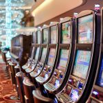 How do you win on an online slot machine?
